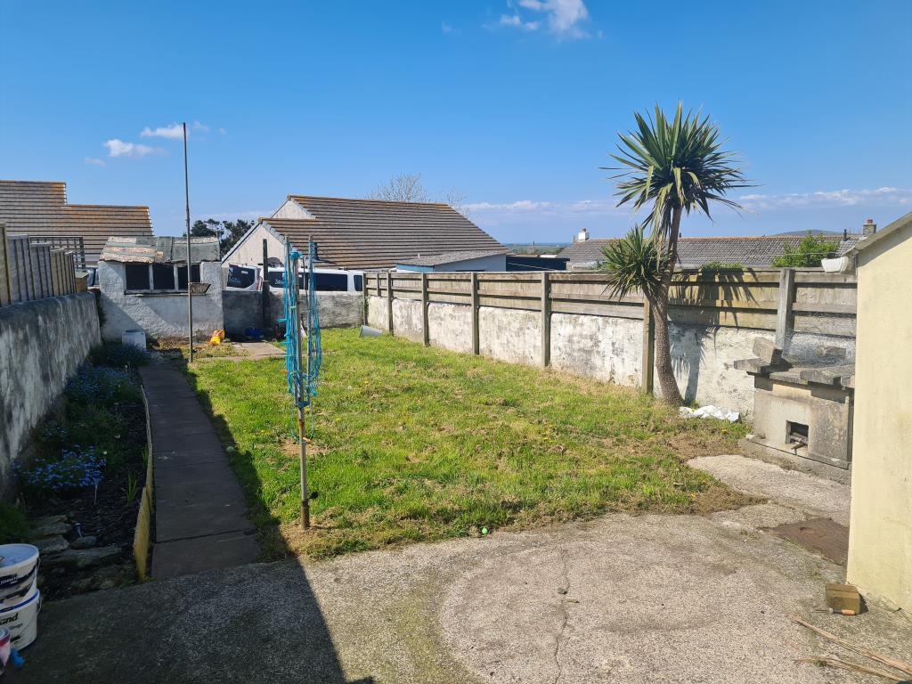Lot: 55 - SEMI-DETACHED HOUSE FOR IMPROVEMENT -